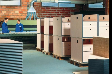 Atelier de fabrication (usinage bois et dérivés, pose de chants, finition...) et d'assemblage (verre, bois, métal, serrurerie...) pour la mise au point et la fabrication de mobilier de bureau sur-mesure