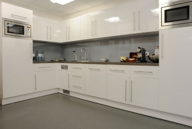 Cuisine sur-mesure pour coin repas d'un espace de bureau