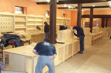 Le montage des mobiliers est effectué par des artisans menuisiers qui connaissent parfaitement le produit.