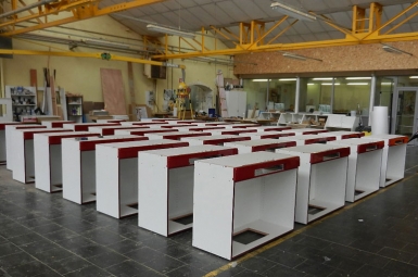 Fabrication en série de mobilier d'agencement pour enseigne de bijouterie